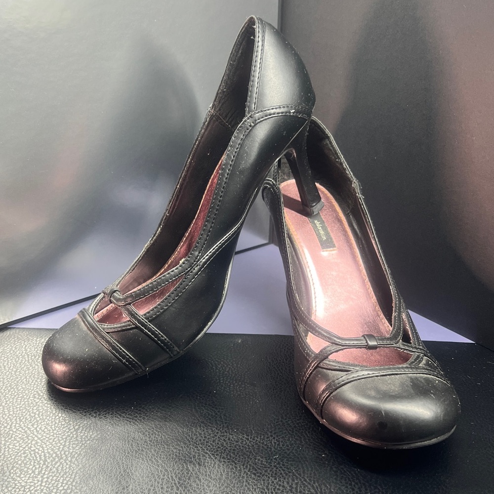 Xhilaration Closed Toe Heels, Black Size. 8